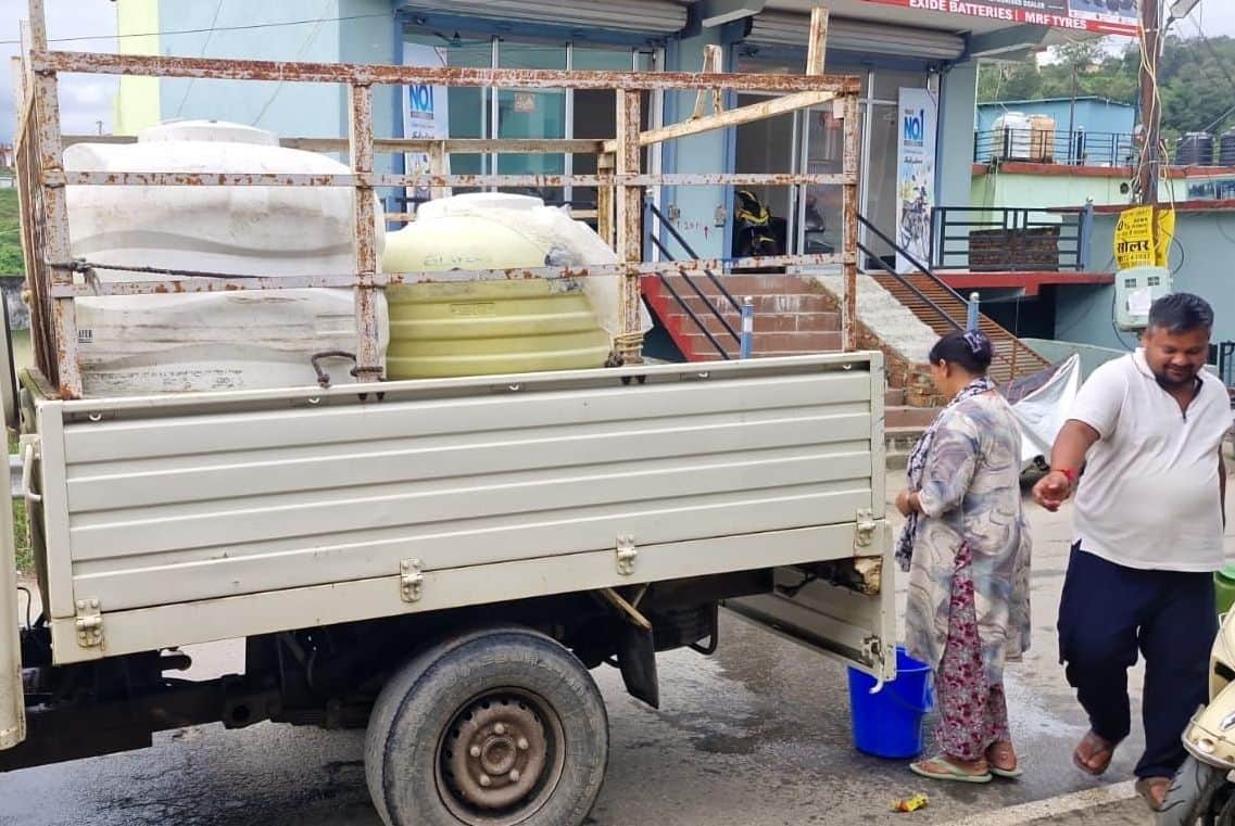 गरुड़ में टैंकरों से पेयजल लेते ग्रामीण।
