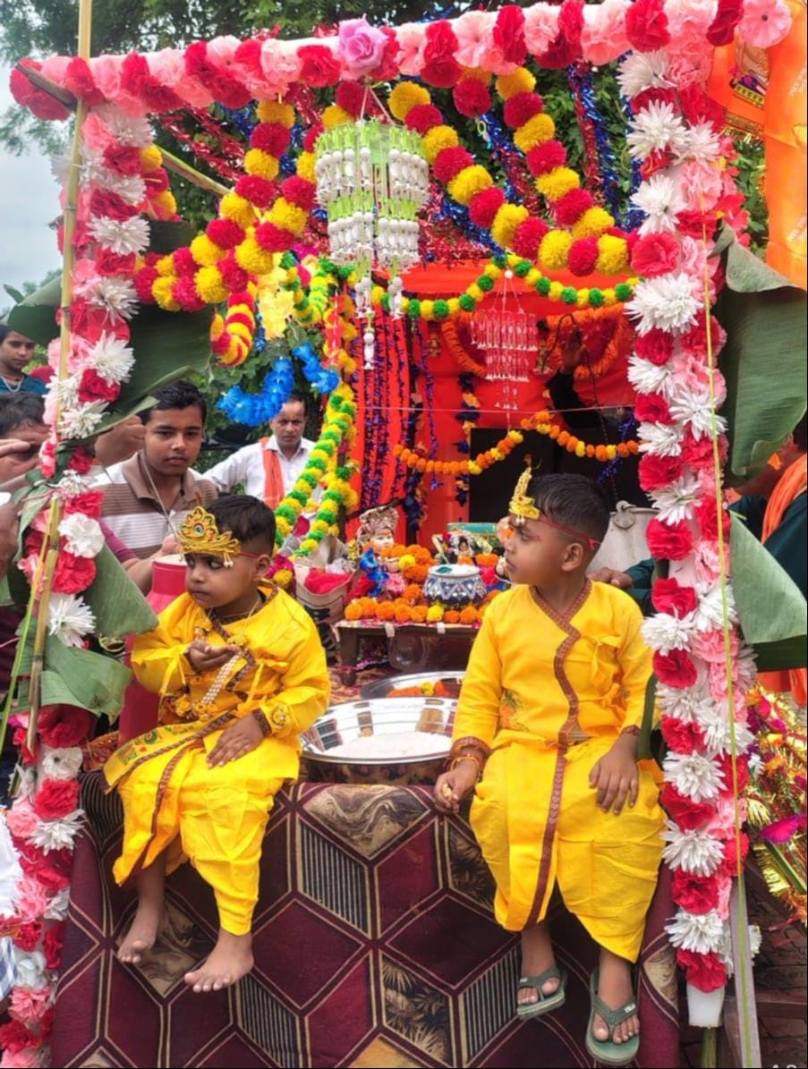 गांव हथछोया में जन्माष्टमी पर्व पर निकाली झांकी। संवाद