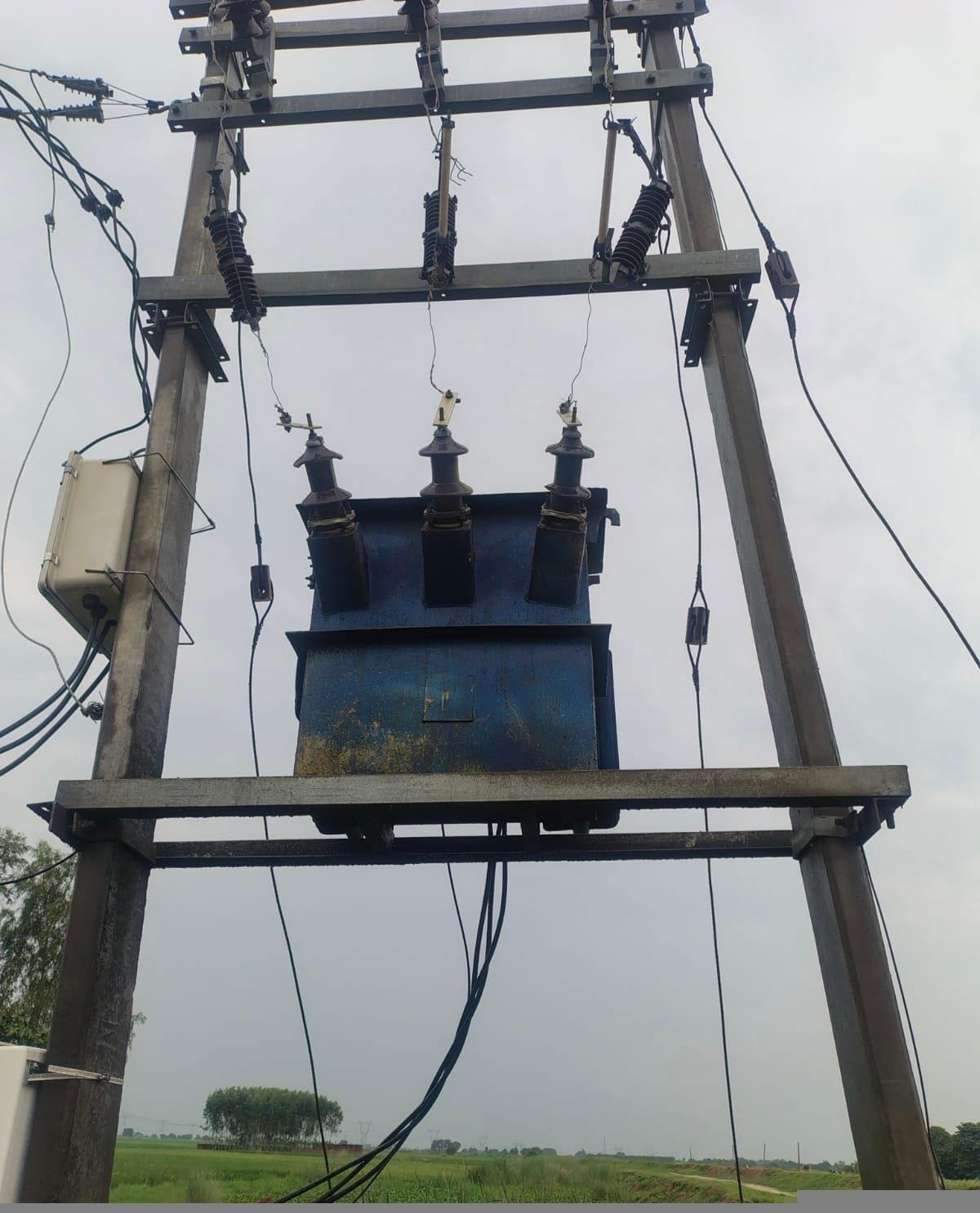गांव के बाहर रखा फुंका ट्रांसफार्मर। संवाद