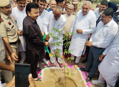 गांव पायल में पौधरोपण करते वन मंत्री राव नरबीर सिंह, नलवा विधायक रणधीर पनिहार व अन्य।