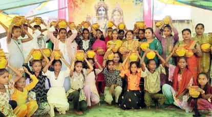 गांव धारा में निकाली गई कलश यात्रा में शामिल श्रद्धालु। स्रोत : आयोजक