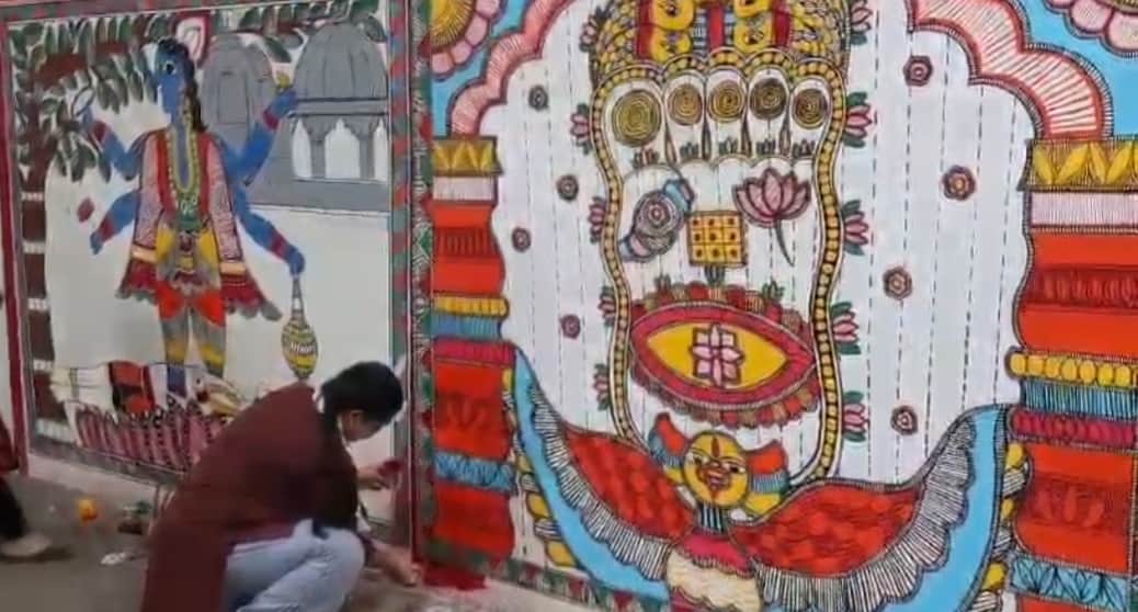 गया में मुस्लिम छात्रा बना रही भगवान विष्णु और गयासुर की भव्य पेंटिंग