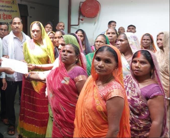 घोसी में नायब तहसीलदार अमरनाथ यादव को शिकायती पत्र सौंपते राशन कार्ड धारक।संवाद