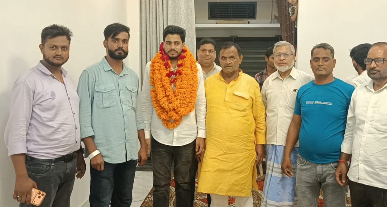 Traders honored the District General Secretary upon his appointment to the role.