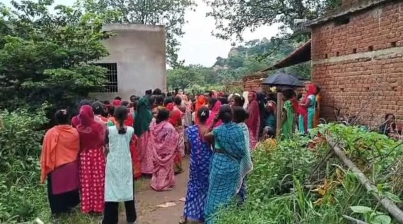 घटना की सूचना मिलने पर पीड़ित के घर पहुंचे ग्रामीण