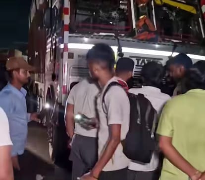 हादसे के बाद ट्रक के आसपास लगी भीड़। पुलिस