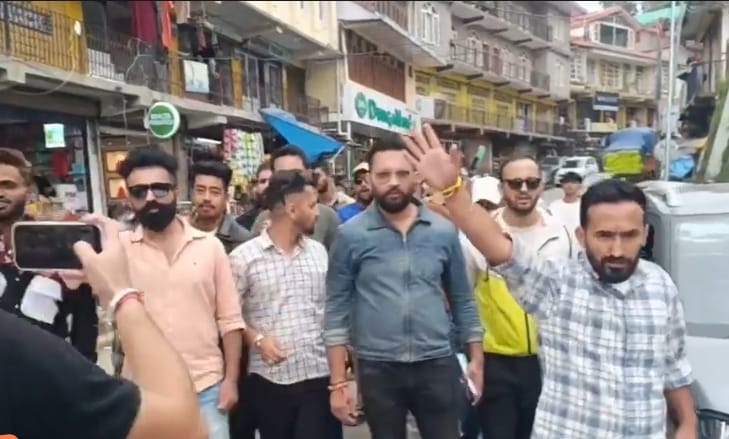 हादसे में छात्रा की मौत, घायलों को अस्पताल में नहीं मिली सुविधाएं नही मिलने पर  युवाओं ने निकाल