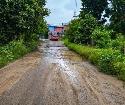 इंदौरा-गंगथ रोड के खस्ताहाल। संवाद