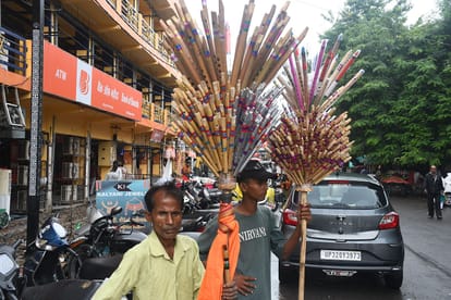 इंदिरा नगर स्थित भूतनाथ मार्केट में जन्माष्टमी के लिए खरीददारी करती महिलाएं