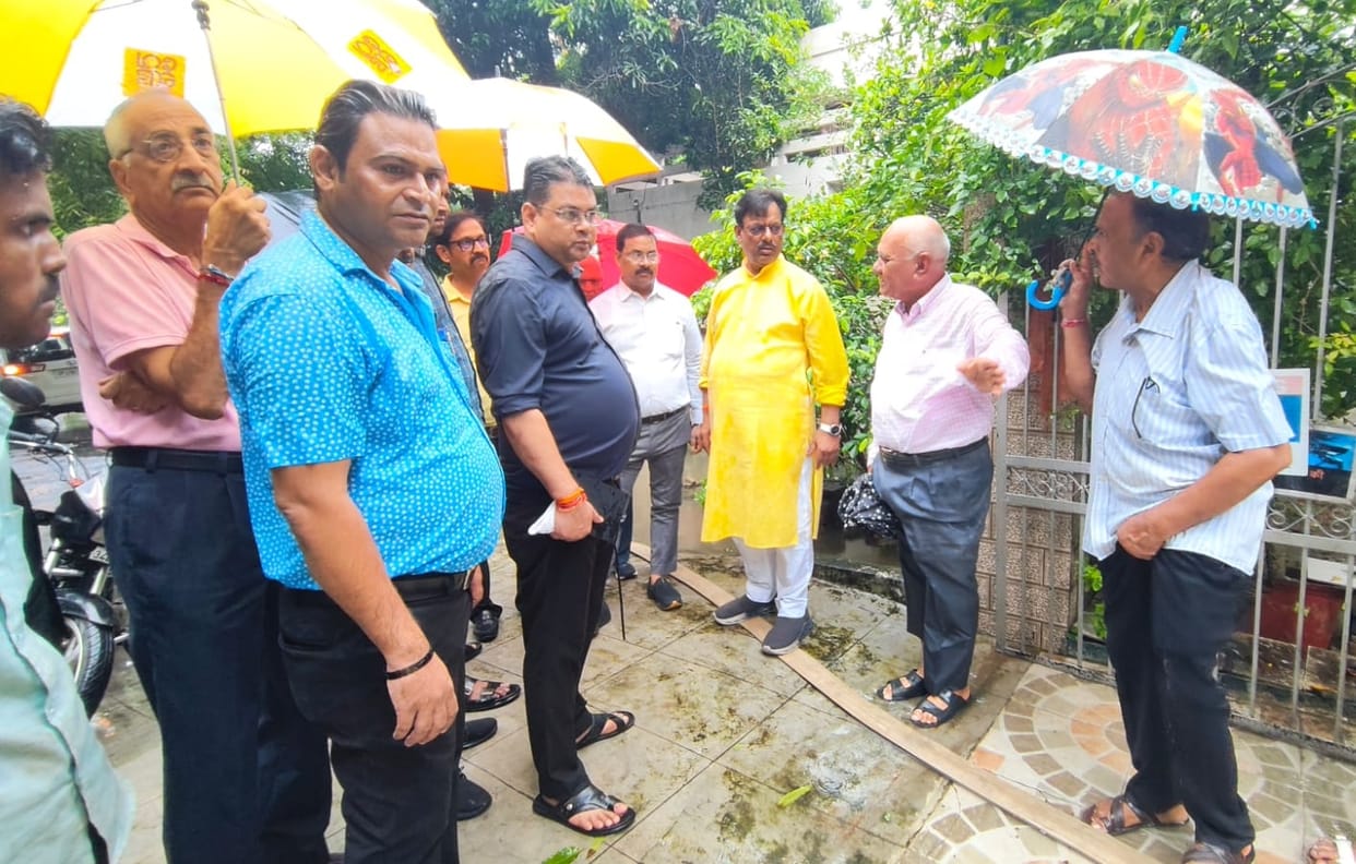 The MLA took stock of the waterlogging and sewer issues in Indiranagar