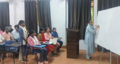 जीआईसी में मुख्यमंत्री अभ्युदय योजना के तहत शुरू हुई कक्षा में पढ़ातीं जिला युवा अधिकारी वर्ति