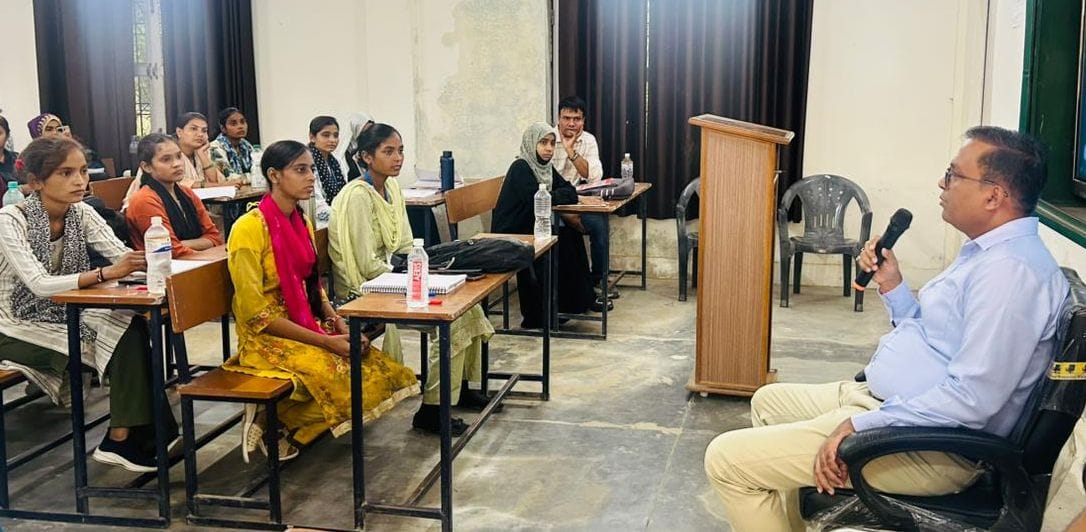 The DM said students should study with discipline while setting goals.