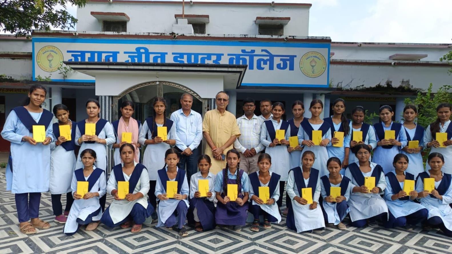 जगतजीत इंटर कॉलेज में मिले टैबलेट दिखाते विद्यार्थी
