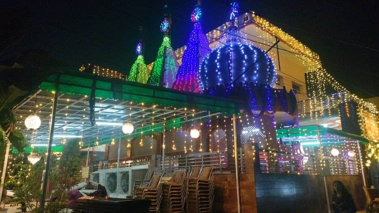 जगाधरी के सेक्टर-17 में जन्माष्टमी के उपलक्ष्य में सजाया गया श्री राधा-कृष्ण मंदिर। संवाद