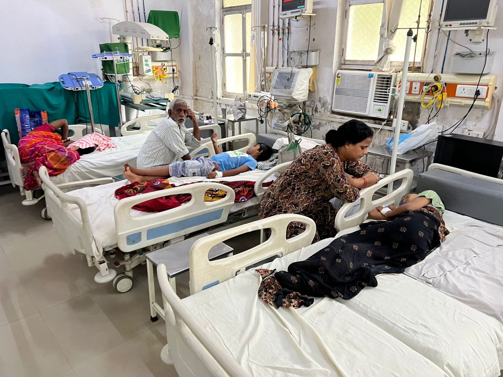 जिला अस्पताल स्थित पीआईसीयू में भर्ती बच्चे।संवाद