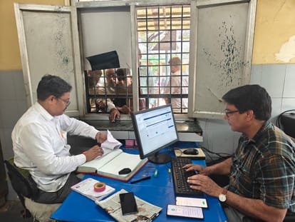 जिला चिकित्सालय के पंजीकरण काउंटर पर आधार से पर्चा बनाते स्वास्थ्य कर्मी। संवाद