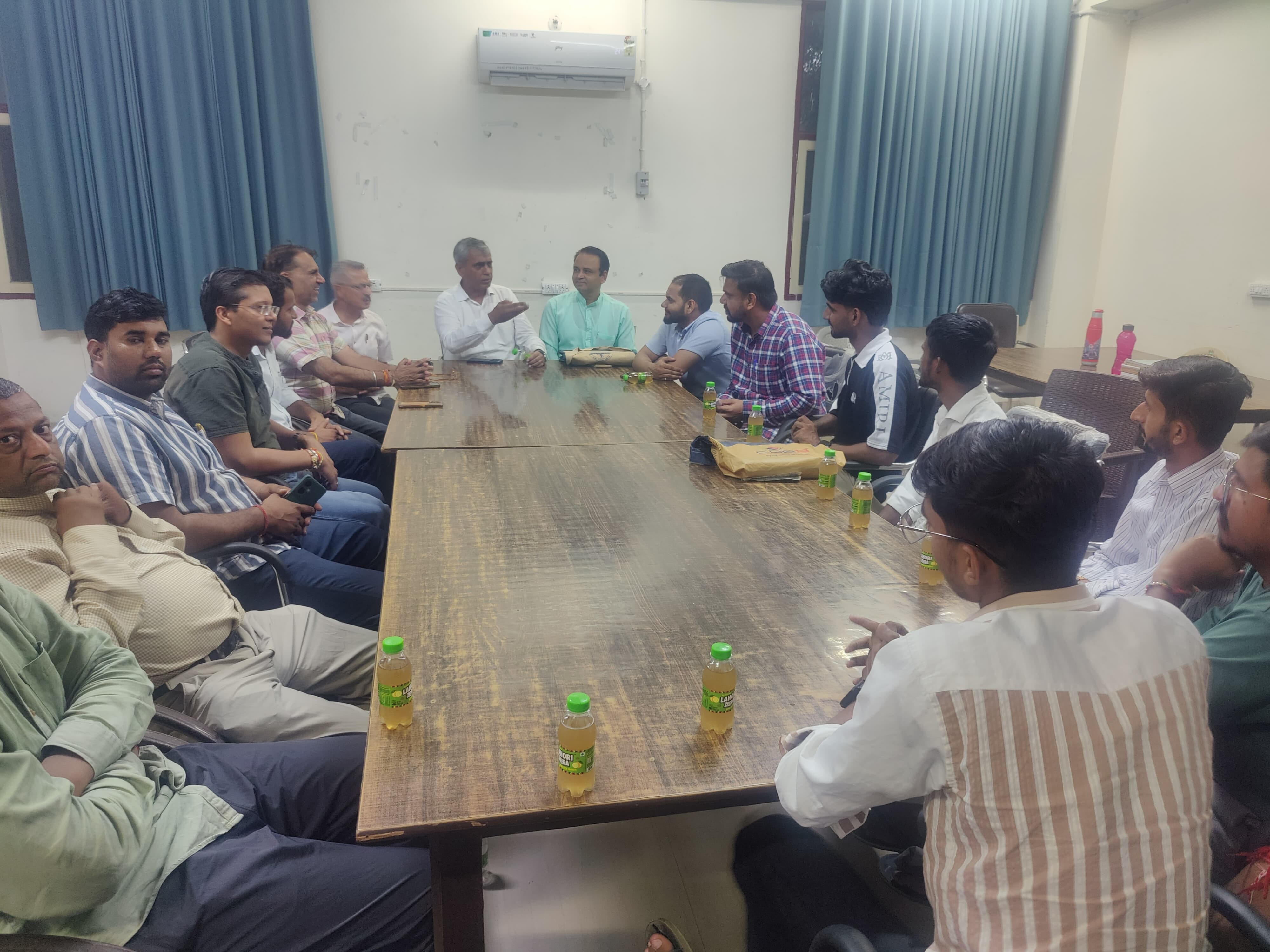 जिला पुस्तकालय में मासिक गोष्ठी के दौरान वक्ता। विज्ञप्ति