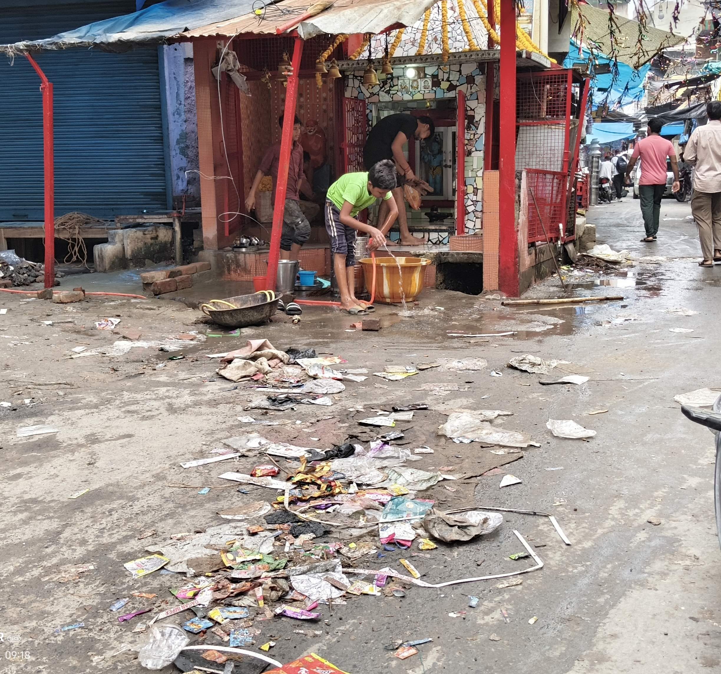 Sanitation workers went on strike, returned after receiving assurances.