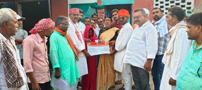 जमानिया के देवडी गांव में पीडित परिवार को सांकेतिक चेक देती पूर्व विधायक सूनीता सिंह। संवाद