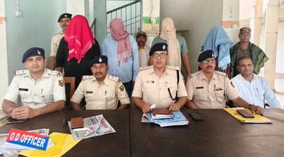 जानकारी देते पुलिस अधिकारी।