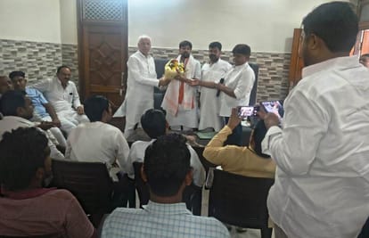 जानीखुर्द। जानी में भाजपा की बैठक में क्षेत्रिय अध्यक्ष का स्वागत करते कार्यकर्ता फोटो संवाद