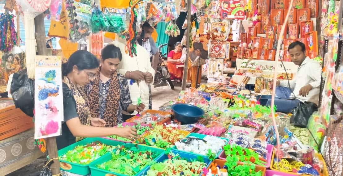 जन्माष्टमी के पूर्व संध्या पीडीडीयू नगर में सजावटी सामानों की खरीदारी करते लोग। संवाद