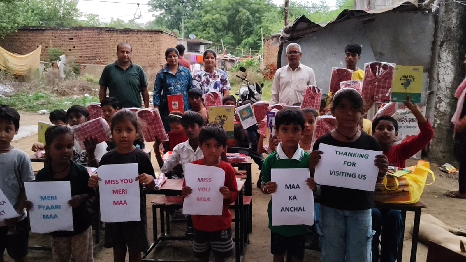 जरूरतमंद बच्चों को स्कूल यूनिफॉर्म और स्टेशनरी सामग्री वितरित करते कर्मसेतु फाउंडेशन के पदाधिका