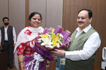 जेपी नड्डा से दिल्ली में मुलाकात करती हुई जिलाध्यक्ष रागिनी रुकवाल।स्त्रोत जागरूक पाठक
