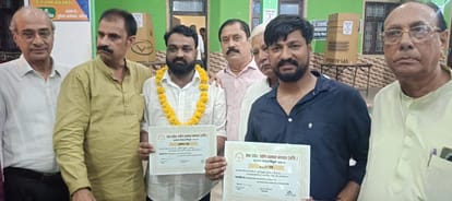 जीत का प्रमाण पत्र लिए अध्यक्ष व महामंत्री के साथ जिलाध्यक्ष बबलू वाजपेयी व अन्य पदाधिकारी।संवा