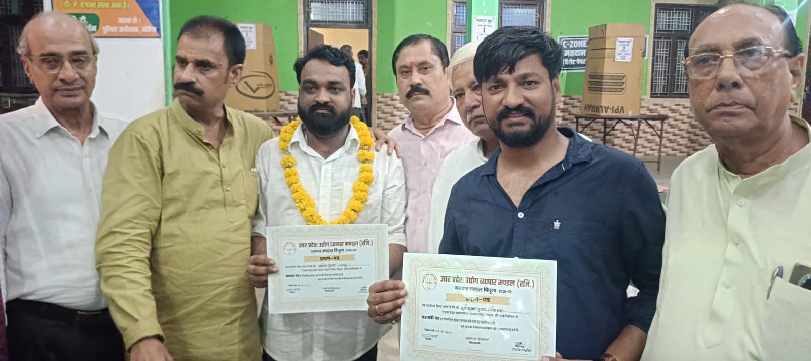 जीत का प्रमाण पत्र लिए अध्यक्ष व महामंत्री के साथ जिलाध्यक्ष बबलू वाजपेयी व अन्य पदाधिकारी।संवा