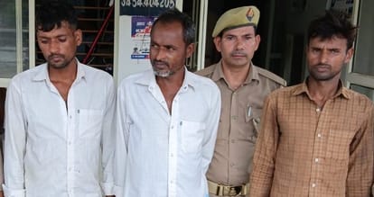 जैतीपुर पुलिस की गिरफ्त में जानलेवा हमले के तीन आरोपी। स्रोत: पुलिस