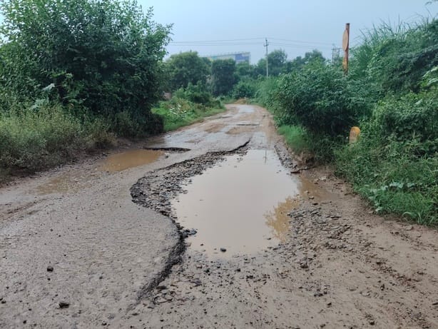 जेवर के नगला कंचन करौली गांव की ओर जाने वाली सड़कें कई वर्षों से जर्जर हालत में हैं।