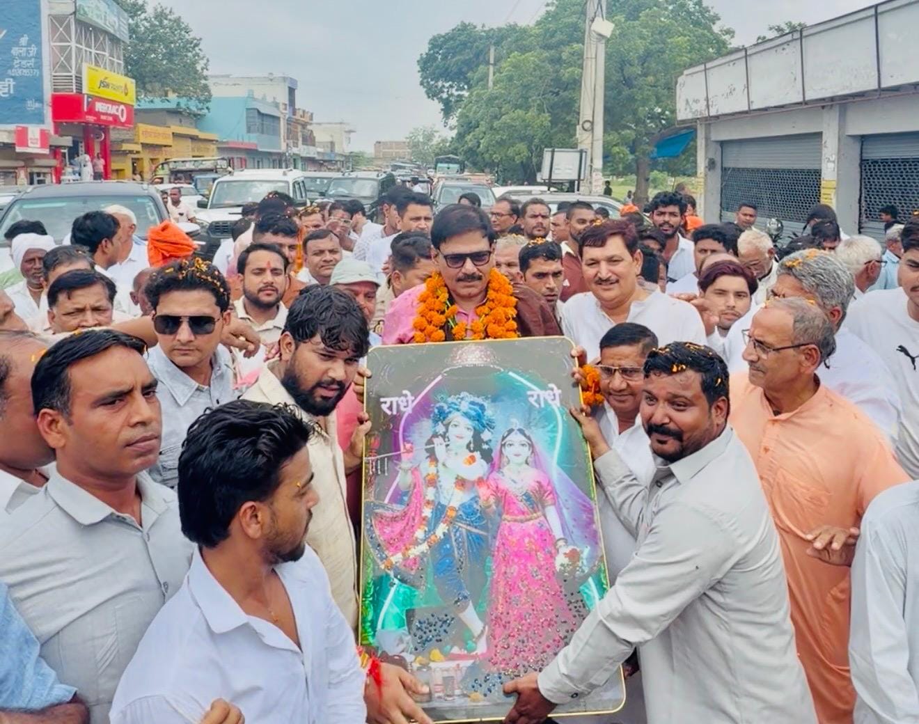 जेवर का टोल फ्री होने पर स्थानीय लोगों ने मनाई खुशी, विधायक का किया गया स्वागत