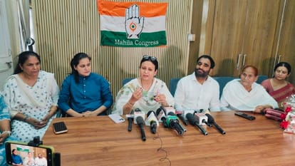 कांग्रेस भवन में मीडिया से बातचीत  करते महिला कांग्रेस प्रदेशाध्यक्ष पर्ल चौधरी। 