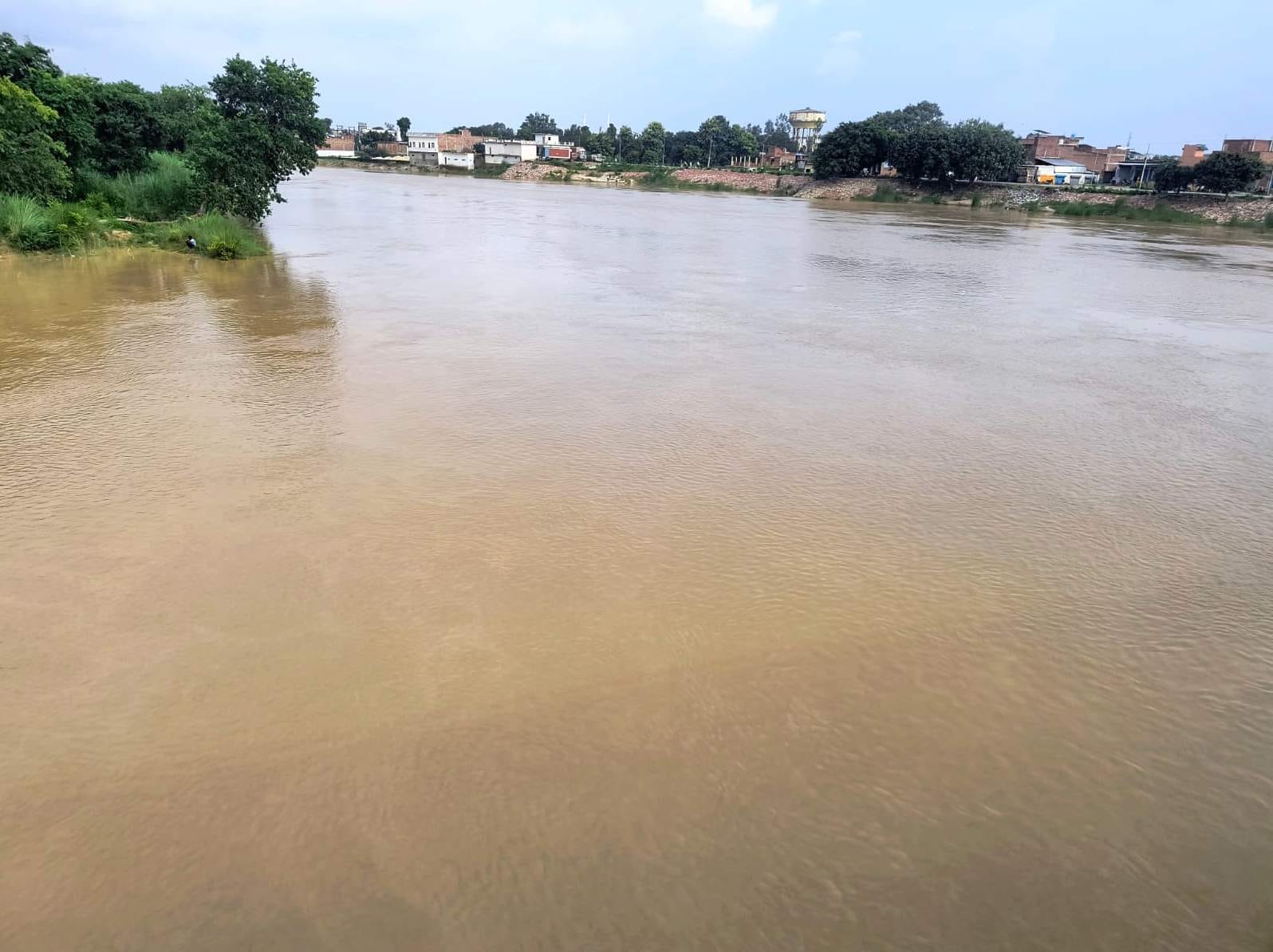 ककरा में उफान पर गर्रा नदी। संवाद