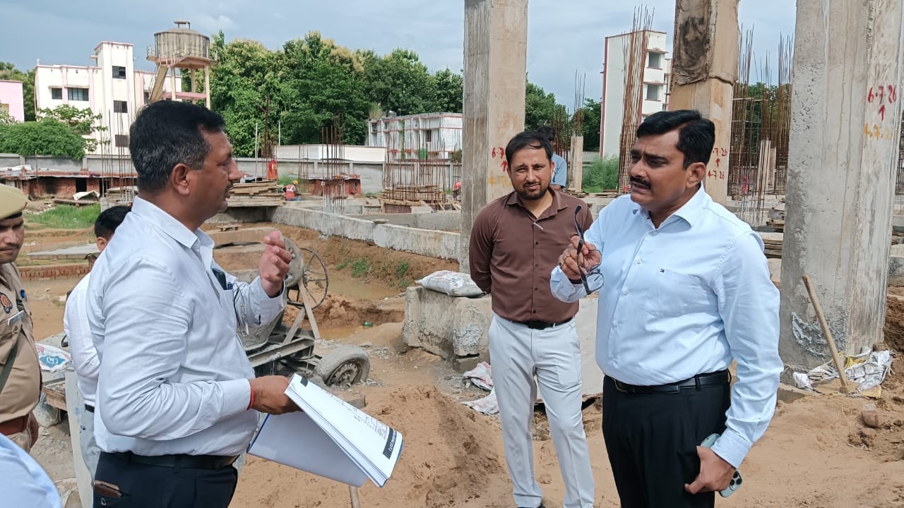 कलेक्ट्रेट परिसर में मल्टीपरपज हॉल का निरीक्षण करते मंडलायुक्त। 
