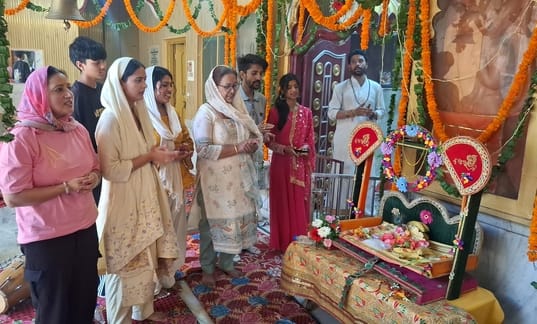 कुल्लू के  राधा-कृष्ण मदिंर में दर्शन करते श्रद्यालू।-संवाद