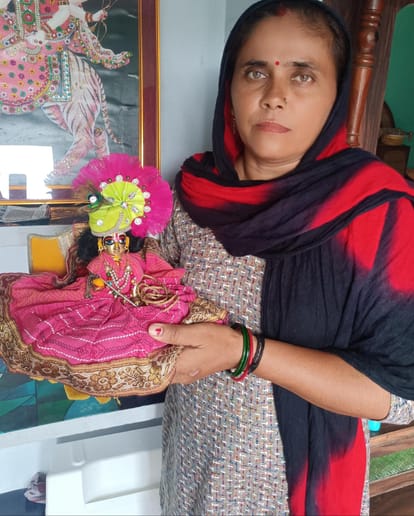 कान्हा जी के साथ सोनाली। महिला