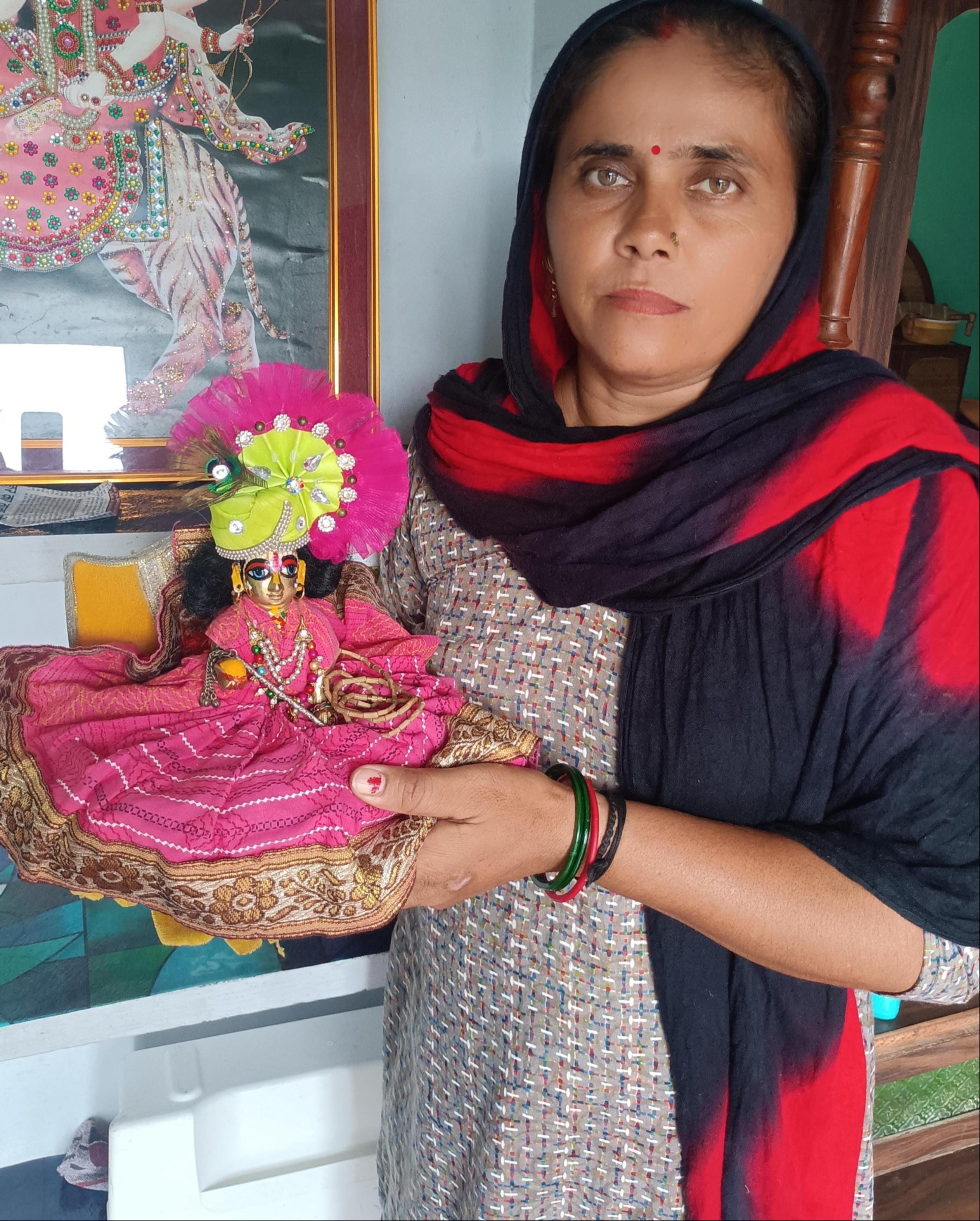 कान्हा जी के साथ सोनाली। महिला