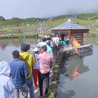 किन्नौर के युला कंडे स्थित मंदिर में भगवान श्रीकृष्ण के दर्शन को लगी कतारें। संवाद
