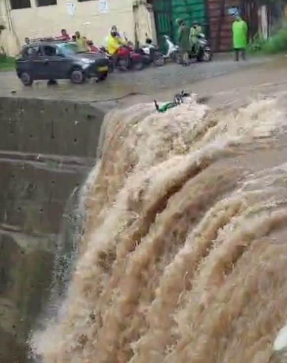 कपकोट के असों में पानी के तज बहाव में अटकी बाइक। 