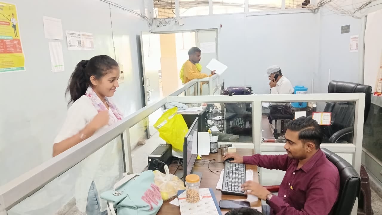 क्रीड विभाग के कार्यालय में परिवार पहचान पत्र संबंधि जानकारीे लेने पहुंचे नागरिक। संवाद
