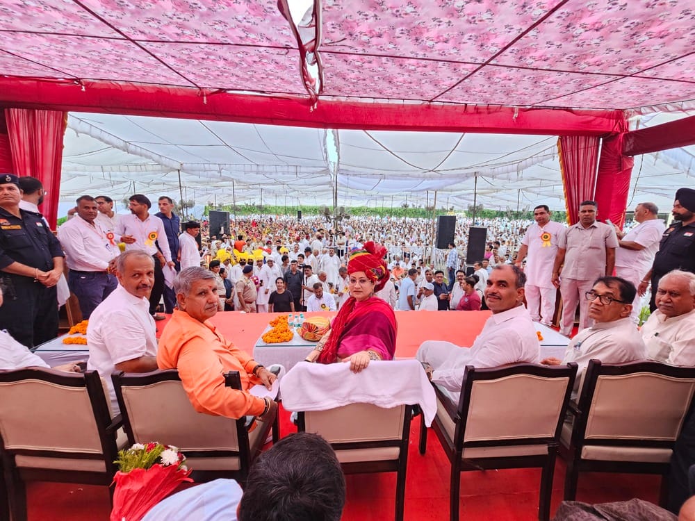 कार्यक्रम में मौजूद स्वास्थ्य मंत्री, सांसद व विधायक।