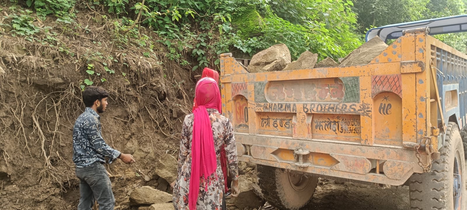 करयालग में सड़क किनारे निकाले जा रहे पत्थर। स्रोत: जागरूक पाठक