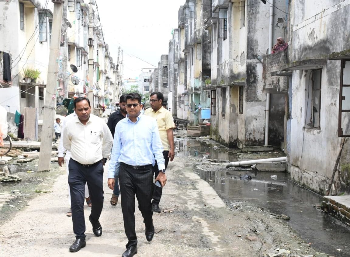 Siddharthnagar News: DM inspects Kanshiram Colony; issues directives regarding cleanliness and drainage