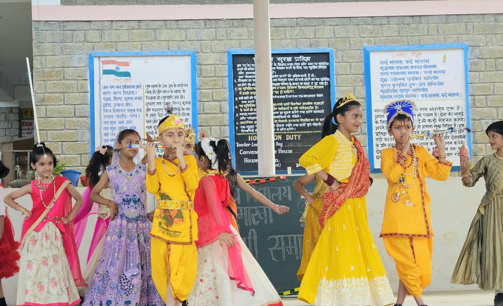 केंद्रीय विद्यालय घुमारवीं में श्रीकृष्ण जन्माष्टमी पर राधा-कृष्ण बने बच्चे। स्रोत: स्कूल प्रबं