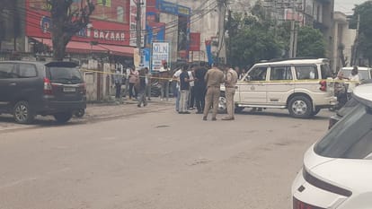 मॉडल टाउन मे फायरिंग के बाद जांच करती पुलिस की टीम। संवाद