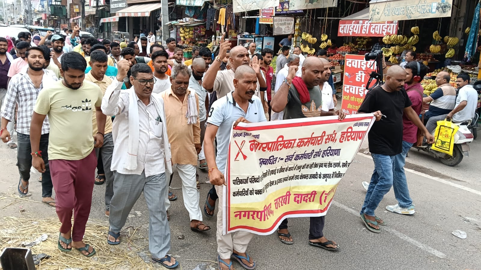 मुंडन करवाने के बाद शहर में विरोध प्रदर्शन करते हुए सफाई कर्मचारी। 