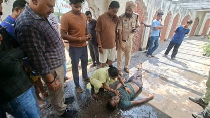 महावीर पार्क के पास मृतक की पत्नी विलाप करती हुई। संवाद