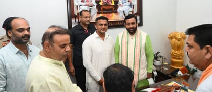 मुख्यमंत्री नायब सिंह सैनी से मुलाकात करते भाजपा पूर्व प्रत्याशी देवेंद्र कौशिक, नपाध्यक्ष, उपा